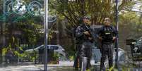 Policiais brasileiros envolvidos na megaoperação da Polícia Federal contra o Primeiro Comando da Capital (PCC).  Foto: AFP - MIGUEL SCHINCARIOL / RFI