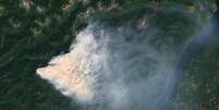 Imagem de satélite do incêndio Bear Gulch mostra uma densa coluna de fumaça sobre o Condado de Mason, Washington, enquanto equipes combatem o incêndio florestal que queima mais de 2.800 hectares na Floresta e Parque Nacional Olímpico. Foto de 12/08/2025  Foto: Gallo Images/Orbital Horizon/Copernicus Sentinel Data 2025/Getty Images