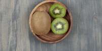 Kiwi pode ajudar a melhorar a noite de sono   Foto: Freepik