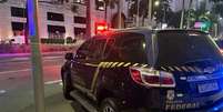Viatura da Polícia Federal na avenida Brigadeiro Faria Lima, em São Paulo, em operação contra o PCC.  Foto: Polícia Civil