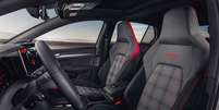 Interior do novo Golf GTI está mais moderno, mas mantém opção de tecido xadrez nos bancos Foto: VW/Divulgação / Estadão