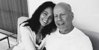 Bruce Willis ao lado da esposa Emma Heming, que falou publicamente sobre a progress&atilde;o da doen&ccedil;a do ator  Foto: @emmahemingwillis via Instagram / Estad&atilde;o