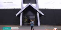 O repórter Adriano Reges na igreja evangélica Casa: Globo quer atrair os evangélicos para melhorar sua audiência  Foto: Reprodução/TV