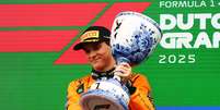 Piastri levanta o trof&eacute;u de vencedor do Gp da Holanda. Pintou o campe&atilde;o de 2025?  Foto: F1 / X
