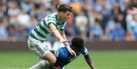  Foto: Ian MacNicol/Getty Images - Legenda: Gassama (Rangers, de azul).disputa a bolacom Tierney (Celtic), Clássico fica no 0 a 0 / Jogada10