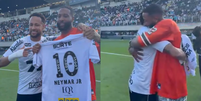 Neymar entrega camisa para astro da NFL durante jogo do Santos  Foto: Reprodução/Redes sociais