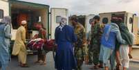 Soldados e civis do Talibã carregam vítimas do terremoto para uma ambulância em um aeroporto em Jalalabad, Afeganistão, em 1º de setembro de 2025.  Foto: REUTERS - Stringer / RFI