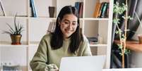 Estudar atualidades contribui para o desempenho em diferentes etapas do Enem  Foto: Dean Drobot | Shutterstock / Portal EdiCase