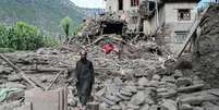 Uma casa danificada pelo terremoto no vilarejo de Nurgal, Mazar Dara, distrito da província de Kunar, leste do Afeganistão, em 1º de setembro de 2025.  Foto: © WAKIL KOHSAR / AFP / RFI
