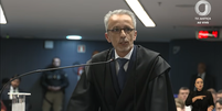 O advogado de Mauro Cid, Jair Alves Pereira, durante sessão de julgamento sobre a tentativa de golpe de Estado no qual seu cliente é réu   Foto: Reprodução: YouTube/STF