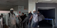 Time da NFL desembarca no escuro no Aeroporto Internacional de São Paulo  Foto: Reprodução/X @NFL e Instagram @chargers