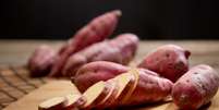 A batata-doce é rica em nutrientes que favorecem a saúde do corpo Foto: 1981 Rustic Studio kan | Shutterstock / Portal EdiCase
