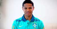Lateral em retorno &agrave; Sele&ccedil;&atilde;o Brasileira &ndash;  Foto: Reprodu&ccedil;&atilde;o/CBF TV - Legenda: Douglas Santos volta &agrave; Sele&ccedil;&atilde;o nove anos ap&oacute;s o ouro ol&iacute;mpico / Jogada10