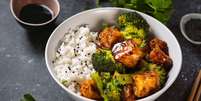 Tofu grelhado com brócolis ao molho asiático Foto: Kattecat | Shutterstock / Portal EdiCase