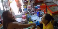 Mulher dá chinelada no rosto de atendente após se irritar com compra do filho; veja  Foto: Reprodução/X