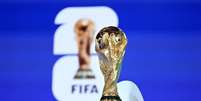  Trof&eacute;u da Copa do Mundo FIFA, feito de ouro maci&ccedil;o de 18 quilates, com base de malaquite e que tem 36,8cm de altura e 6,175kg de peso  Foto: Getty Images