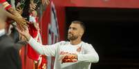 Travis Kelce, tight end do Kansas City Chiefs, cumprimenta fãs na Neo Química Arena  Foto: Grasiela Gonzaga / AgNews