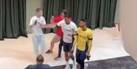 Cristiano Ronaldo empurrou o fã enquanto a delegação deixava a concentração em Yerevan, na Armênia  Foto: Reprodução de Vídeo / Jogada10
