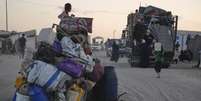 Palestinos deslocados fugindo do norte da Faixa de Gaza se movem com seus pertences ao longo da Sea Road, na Cidade de Gaza, segunda-feira, 1º de setembro de 2025.  Foto: AP - Jehad Alshrafi / RFI