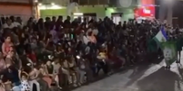 População assistia ao desfile, até que a arquibancada cedeu  Foto: Reprodução