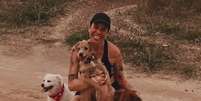 Advogada e protetora de animais, Danielle Mansur Rodrigues parte aos 50 anos ao lado de seus três cachorros  Foto: Reprodução/Instagram/@tocasegura