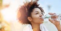 Fundamental para a sa&uacute;de da pele, uma boa hidrata&ccedil;&atilde;o e alimenta&ccedil;&atilde;o fazem toda a diferen&ccedil;a no organismo; saiba mais  Foto: Reprodu&ccedil;&atilde;o: Canva/Peopleimages / Bons Fluidos