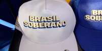 Bonés com frase "Brasil Soberano" foram distribuídos pelo governo em Brasília  Foto: Arquivo pessoal
