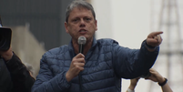 Tarcísio de Freitas, governador do Estado de São Paulo, em ato pró-Bolsonaro neste domingo, 7  Foto: Reprodução/YouTube/Silas Malafaia