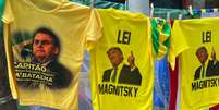 Camiseta da Lei Magnitsky é vendida em ato bolsonarista em Copacabana  Foto: Éros Mendes/Terra