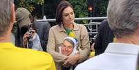 Michelle Bolsonaro chegou ao ato com uma almofada com a imagem de seu marido  Foto: Beatriz Araujo/Portal Terra