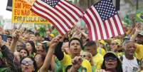 A presen&ccedil;a de bandeiras norte-americanas durante as manifesta&ccedil;&otilde;es brasileiras chamou a aten&ccedil;&atilde;o da imprensa internacional (7/9/25).  Foto: AP - Silvia Izquierdo / RFI