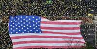 Manifestantes levaram bandeira gigante dos EUA para av. Paulista neste domingo  Foto: Reprodução/X @antonioccosta_ / Perfil Brasil