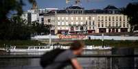 Ciclista diante de grafite com os dizeres "10 septembre, bloquons tout" ("10 de setembro, vamos bloquear tudo"), na cidade de Bordeaux. Imagem de 25 de agosto de 2025.  Foto: AFP - CHRISTOPHE ARCHAMBAULT / RFI