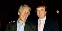 Epstein e Trump em 1997 &mdash; foram pr&oacute;ximos por anos, mas Trump afirma que romperam no in&iacute;cio dos anos 2000  Foto: Getty Images / BBC News Brasil