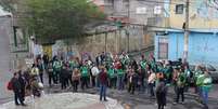 Reunião na rotatória que era ponto de descarte de lixo. Sua transformação deu início às atividades do Varre Vila, na zona leste de São Paulo.  Foto: @diego.midias