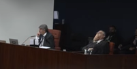 Flávio Dino reage ao quarto pedido de pausa de Luiz Fux, durante leitura de voto no julgamento da Ação Penal 2668, que apura tentativa de golpe de Estado   Foto: Reprodução/TV Justiça
