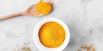 A cúrcuma contém curcumina, um composto anti-inflamatório e antioxidante Foto: Freepik