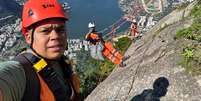 Moyses da Silva de Brito, supervisor dos garis-alpinistas da Comlurb, no Rio de Janeiro. “A maior parte é jogar lixo para baixo”.  Foto: Arquivo pessoal