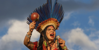 Mara Barreto Sinhosewawe Xavante, autora do artigo, durante manifestação pela preservação das terras de seu povo.  Foto: Arquivo pessoal / The Conversation