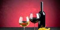 Conhe&ccedil;a as diferen&ccedil;as entre os vinhos tinto e branco  Foto: Freepik
