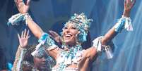 Sabrina Sato elegeu look recortado, com pedrarias e cristais para noite de samba na quadra da Vila Isabel em 12 de setembro de 2025. Foto: Brazilnews / Purepeople