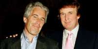 Não há evidências de qualquer conduta criminal por parte de Trump, mas sua amizade com Epstein (que terminou em 2004) o tornou um personagem central neste caso  Foto: Getty Images / BBC News Brasil