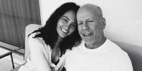 Bruce Willis ao lado da esposa Emma Heming, que falou publicamente sobre a progressão da doença do atora Foto: @emmahemingwillis via Instagram / Estadão