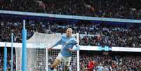 Foden (ajoelhado) comemora o seu gol, que abriu o placar do City sobre o United.   Foto: Michael Regan/Getty Images / Jogada10