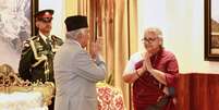 A ex-presidente da Suprema Corte, Sushila Karki, à direita, cumprimenta o presidente nepalês Ram Chandra Poudel após tomar posse como primeira-ministra interina durante uma cerimônia na residência presidencial em Katmandu, Nepal, sexta-feira, 12 de setembro de 2025.  Foto: AP - Sujan Gurung / RFI