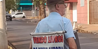Cavalheiro Verardo Neto é uma figura conhecida nas ruas de Ribeirão Preto (SP) com as vendas que faz dos próprios livros  Foto: Reprodução/Instagram:@verardocavalheiro