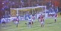 Gol que abriu o placar na vitória do Estudiantes sobre o Flamengo - Foto: Reprodução / Band / Jogada10