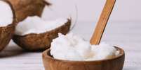 7 benef&iacute;cios do &oacute;leo de coco na beleza  Foto: Freepik / Alto Astral