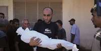 Homem carrega corpo de criança de três anos morta em bombardeio israelense em Deir al-Balah, na Faixa de Gaza, em 14 de setembro de 2025. Foto: AP - Abdel Kareem Hana / RFI