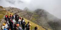 Imagem de arquivo mostra um grupo de turistas no s&iacute;tio arqueol&oacute;gico de Machu Picchu  Foto: Imagem de arquivo/Antonio Cascio/SOPA Images/LightRocket via Getty Images